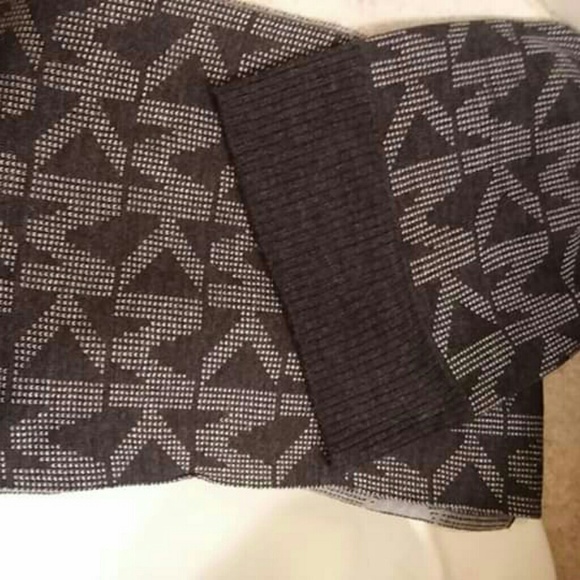 Micheal Kors Hat & scarf 2pc set - Picture 3 of 3